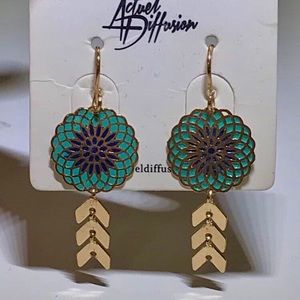 Pendant gold earrings